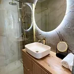 Velvet - Free Private Garage Apartman *