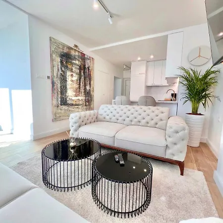 Velvet - Free Private Garage