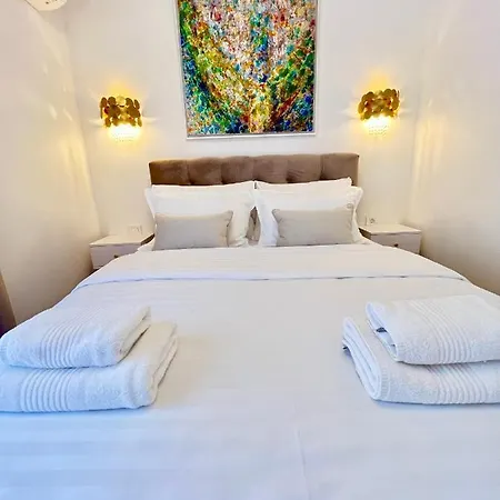 Velvet - Free Private Garage