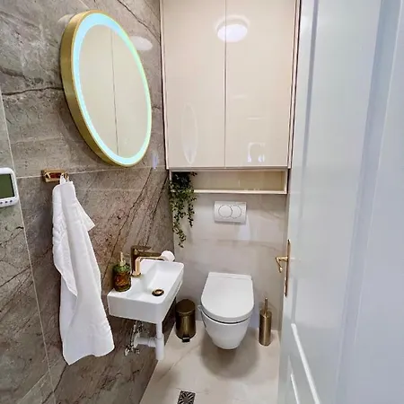 Velvet - Free Private Garage *