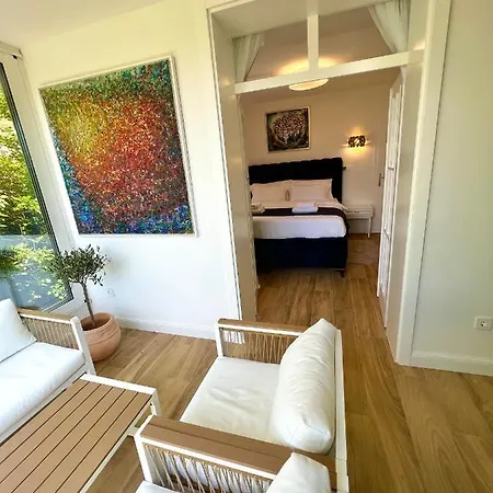 Velvet - Free Private Garage Apartment