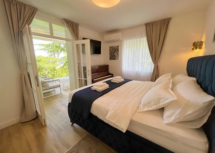 Velvet - Free Private Garage *