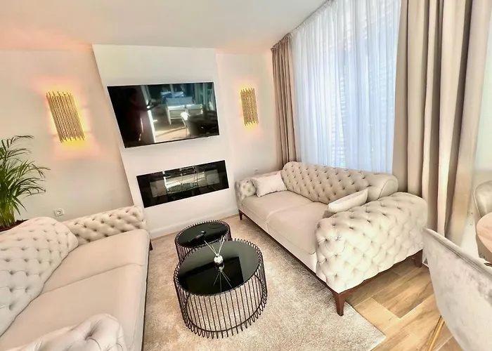 Velvet - Free Private Garage