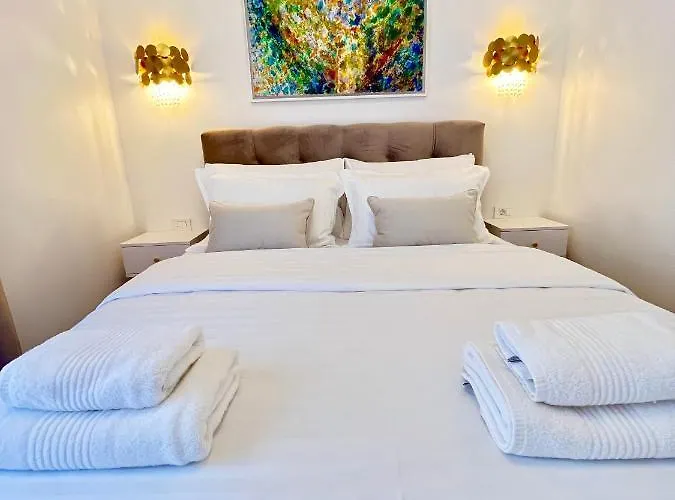 Velvet - Free Private Garage