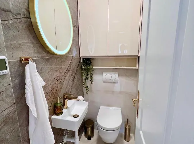 Velvet - Free Private Garage *