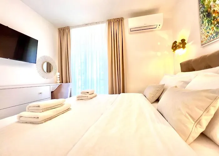 Velvet - Free Private Garage Apartment *